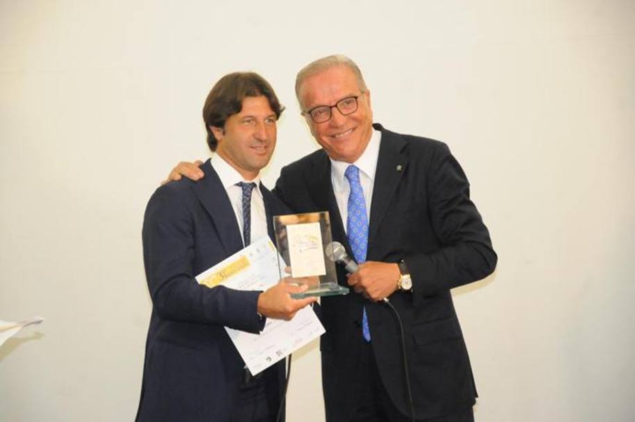 L’avvocato Claudio Pasqualin premia Massimo Rastelli per la promozione del Cagliari